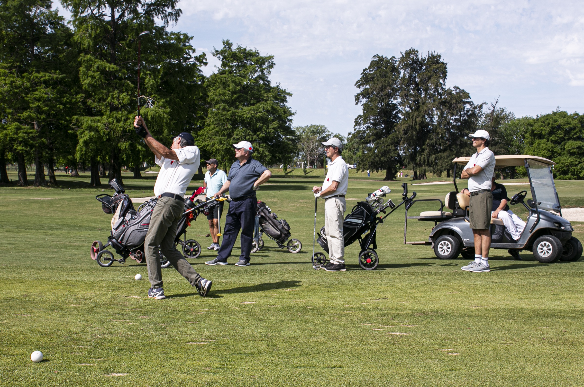 Jugadores en pleno swing sobre el fairway del Club Náutico San Isidro